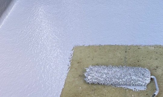 ベランダFRP防水　トップコート塗布