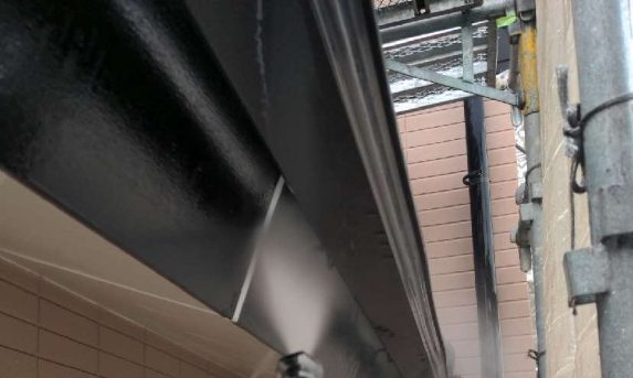 高圧洗浄 軒樋・鼻隠し 洗浄中