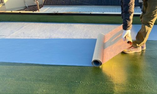 屋上防水 通気緩衝シート貼り 施工中