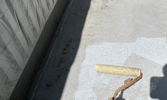 ベランダFRP防水　プライマー塗布