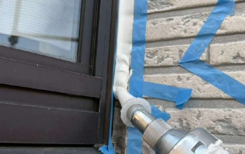 サッシシール打設施工中