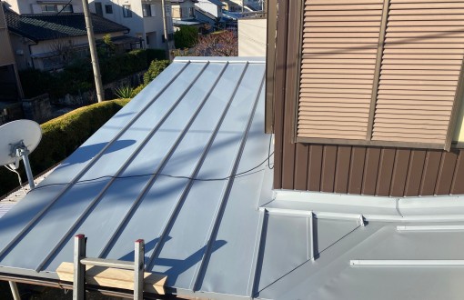 屋根カバー工法施工後ガルバリウム銅板
