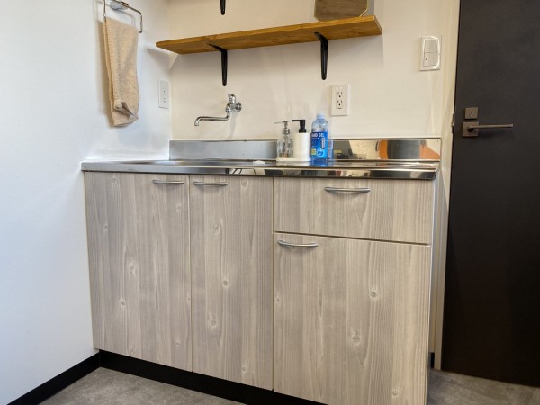 ミニキッチン・瞬間湯沸かし器取付工事サムネイル