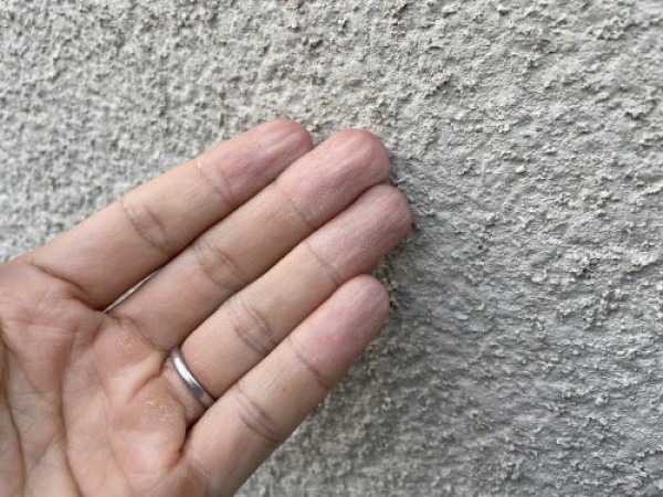 【尾張旭市】白と木を基調とした家で塗り替え工事の建物調査サムネイル