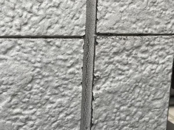 【瀬戸市】外壁のつなぎ目の傷みを気にされている方のお宅で見積り調査サムネイル