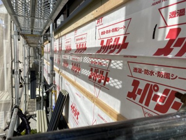 【尾張旭市】ベランダ部分の外壁に板金工事を行っていますサムネイル