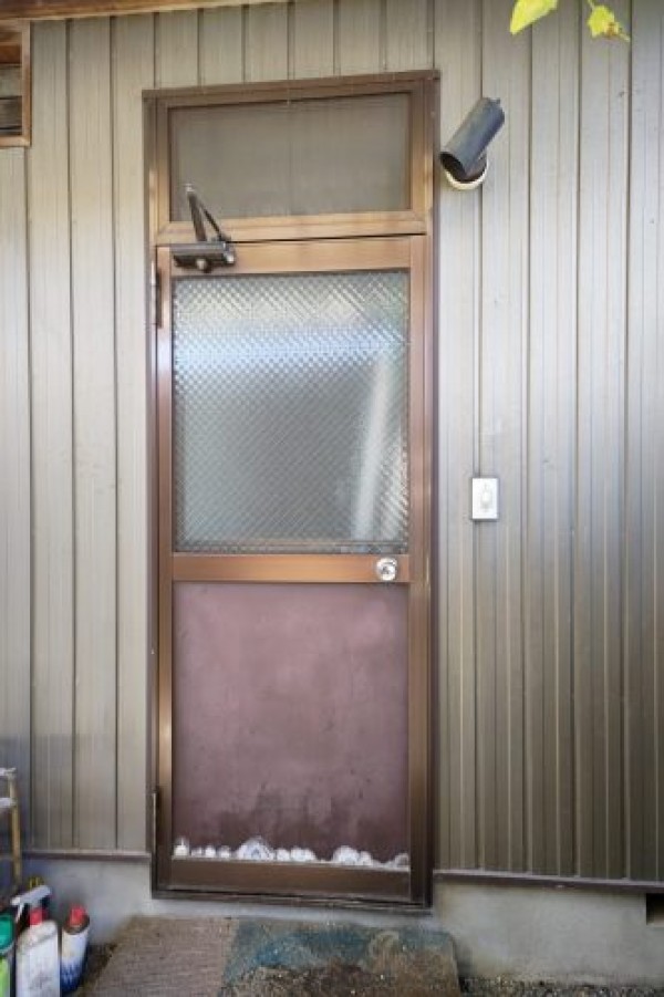 【瀬戸市】勝手口の下部アルミパネルの交換を行わせて頂きました。サムネイル