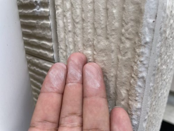 【尾張旭市】外壁と外壁の間にあるゴム材が傷んでいるお宅で建物調査サムネイル