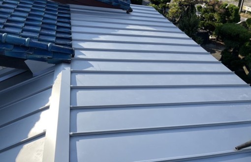 屋根カバー工法施工後立平