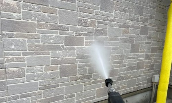 タイル模様の外壁を気に入っていらっしゃるお宅でクリヤー塗装を施工させて頂きましたサムネイル