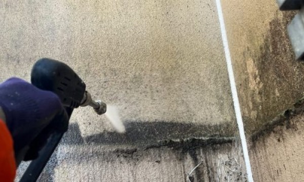 タイル模様の外壁のお宅でデザイン塗装を行わせて頂きましたサムネイル