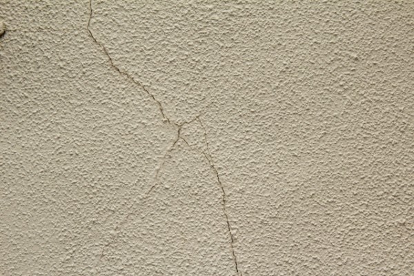 外壁のひび割れは危険？発生する原因やひび割れを防ぐ方法を解説サムネイル