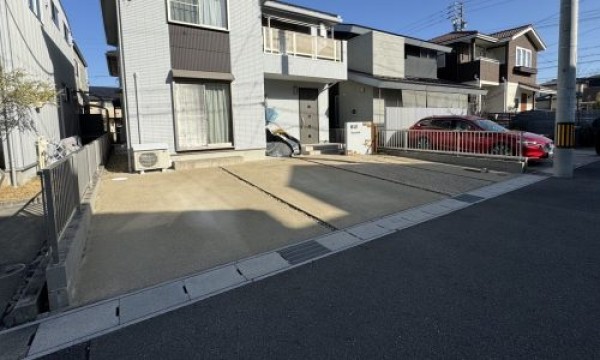 駐車場にポールを設置させて頂く工事を行いました。サムネイル