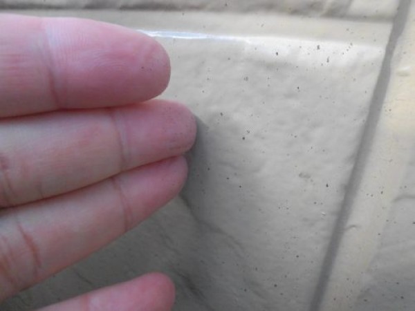 塗膜の剥がれが見られるお宅で外壁塗装の見積もり調査サムネイル