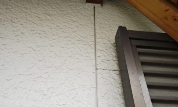 築35年の和風住宅での外壁塗装調査 – 瀬戸市の縦張サイディングの劣化と対策サムネイル