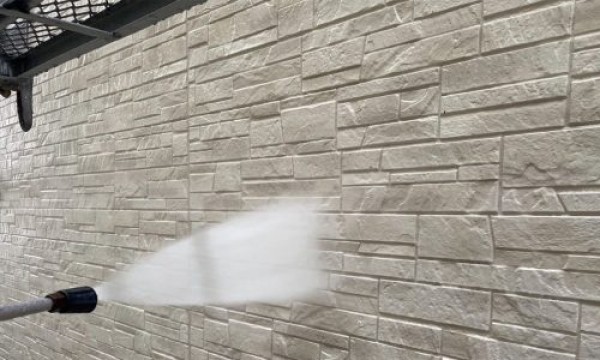 タイル模様のサイディング外壁のお宅でクリヤー塗装を行いましたサムネイル