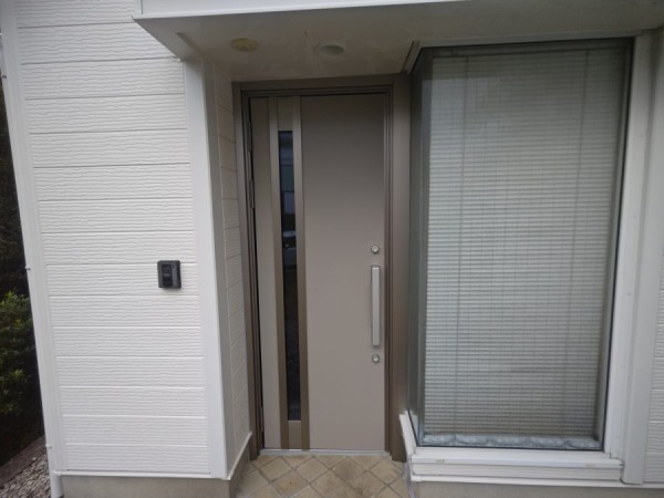 【瀬戸市】玄関ドアリフォーム, カバー工法で家の印象を大変身サムネイル