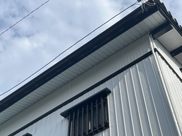 【豊田市】軒裏板金, 剥がれた軒裏を板金で補修サムネイル