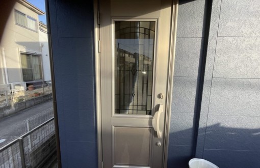 玄関ドアカバー工法　施工前　