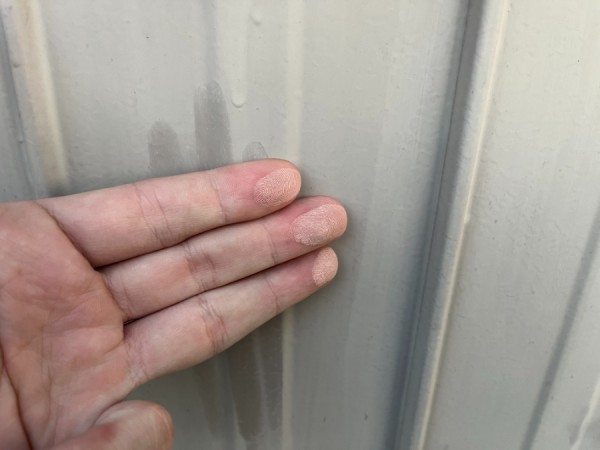 【豊田市】外壁塗装, 築78年トタン外壁を現地調査｜チョーキング・塗膜剥がれを確認サムネイル