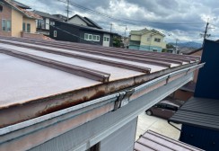 【豊田市】屋根調査, 折半屋根の赤錆と築50年以上の屋根の調査サムネイル