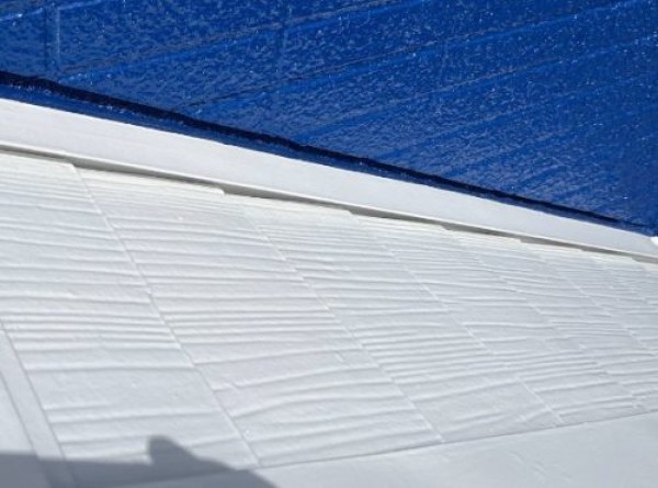 【日進市】玄関上の屋根・軒天・破風板塗装ならリメイクホーム！！色褪せ・劣化を解消する施工事例サムネイル