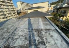 【瀬戸市】Y様邸｜外壁塗装と陸屋根防水の現地調査｜雨漏りの原因となる防水層の劣化を確認サムネイル