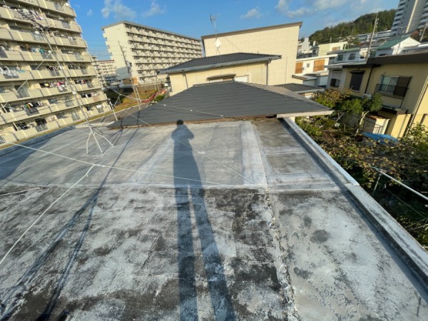 【瀬戸市】Y様邸｜外壁塗装と陸屋根防水の現地調査｜雨漏りの原因となる防水層の劣化を確認サムネイル